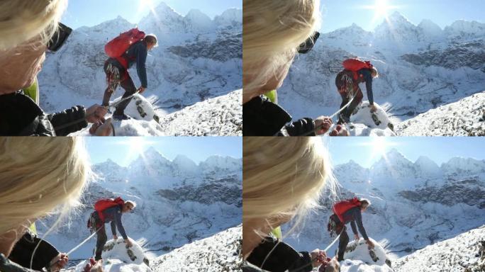 登山夫妇登上白雪皑皑的顶峰