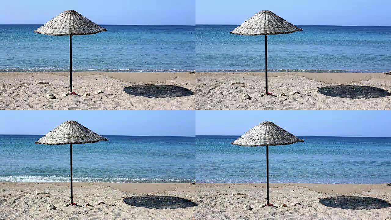 伊兹密尔沙滩上的柳条伞