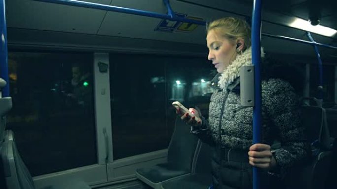 公共汽车上的女人。