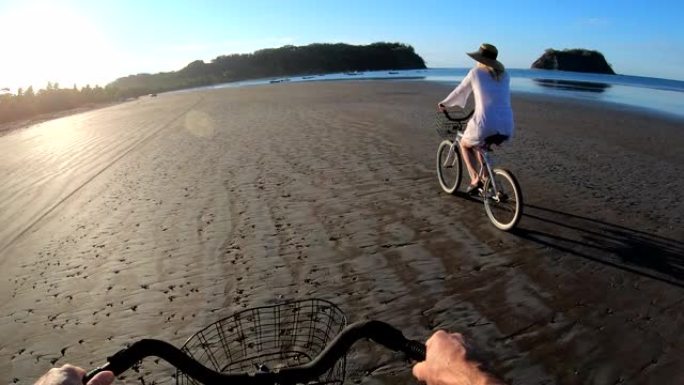 第一人称视角，日出时沿着潮滩骑自行车