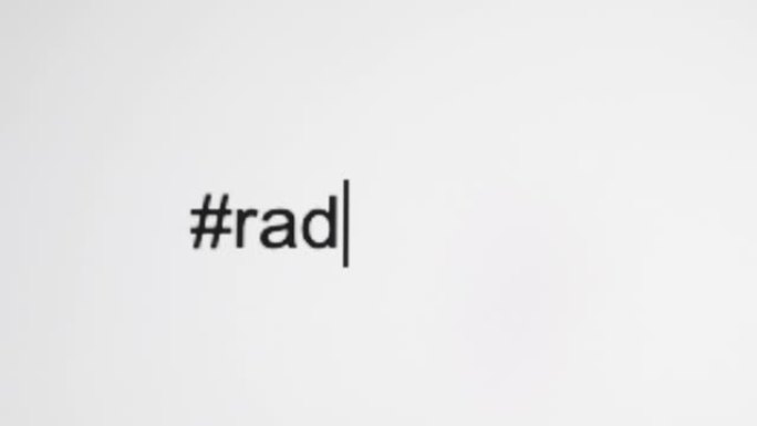 一个人在他们的电脑屏幕上输入 “# rad”