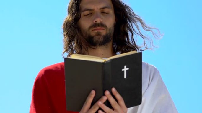 穿着长袍的耶稣读圣经，闭着眼睛祈祷上帝，宗教