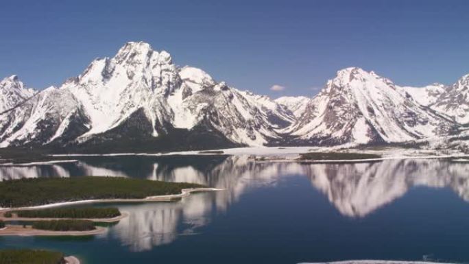 美丽的冰雪覆盖的山峰和杰克逊湖的鸟瞰图