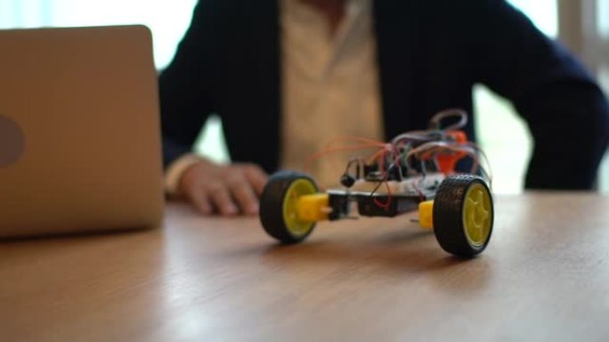 与驱动机器人汽车原型合作的业务合作伙伴-开源硬件和软件