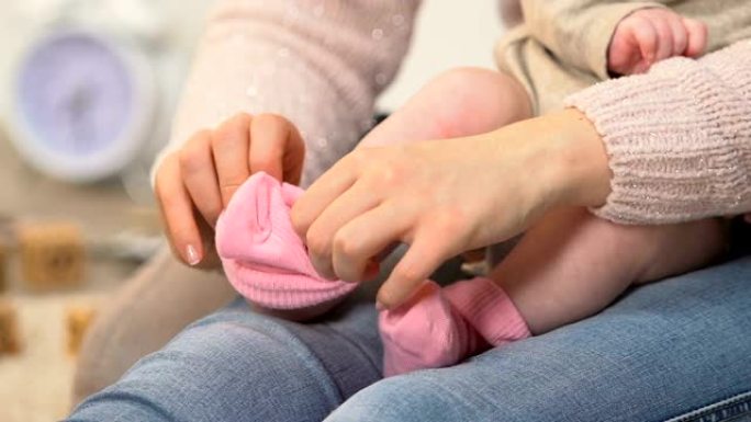 妈妈穿上小可爱女婴粉色袜子，天然服装材料