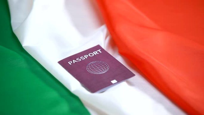 女性手放国际红色护照意大利国旗，欧洲移民