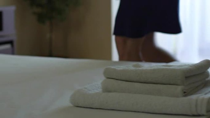 女佣叠毛巾铺床，五星级酒店优质服务