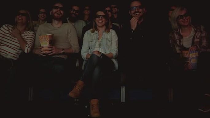 人们在电影院里欣赏3d电影