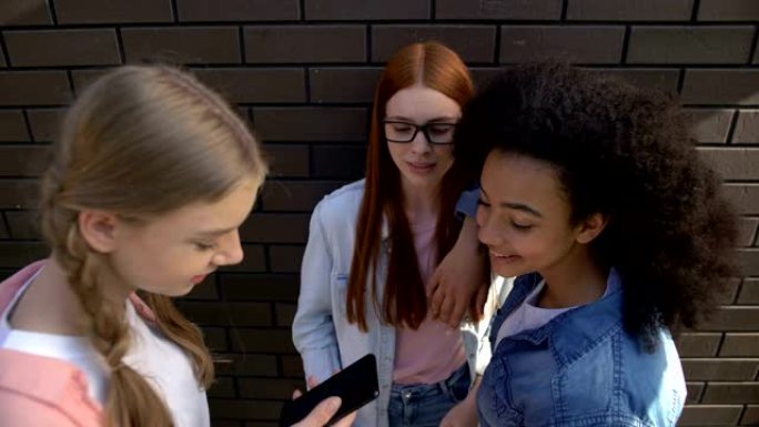 高中生带走同学智能手机，吓到欺负受害者