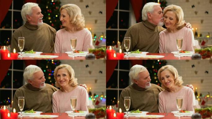 甜蜜的衰老男人和女人一起庆祝圣诞节，浪漫的夜晚