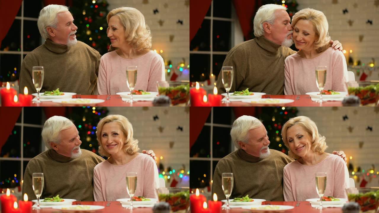 甜蜜的衰老男人和女人一起庆祝圣诞节，浪漫的夜晚