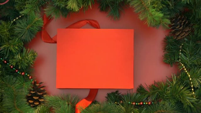 用条纹糖果棒包裹盒子的红丝带和蝴蝶结，圣诞节