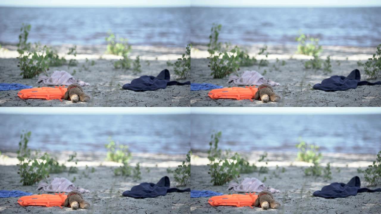 救生衣，儿童玩具和衣服散落在海边，沉船概念