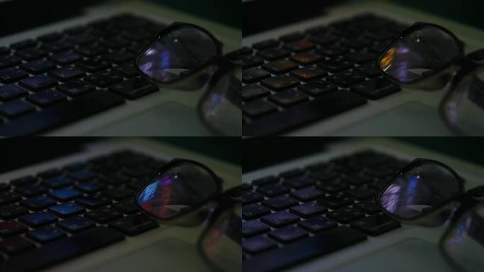 夜间笔记本电脑上眼镜的反射