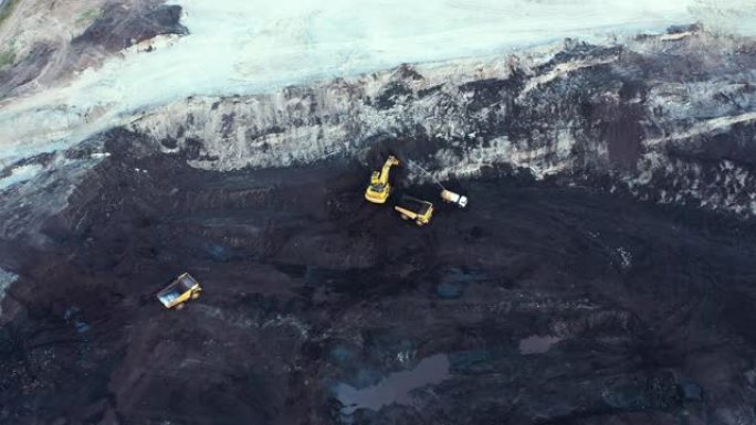 在褐煤开采中工作的挖掘机鸟瞰图拍摄