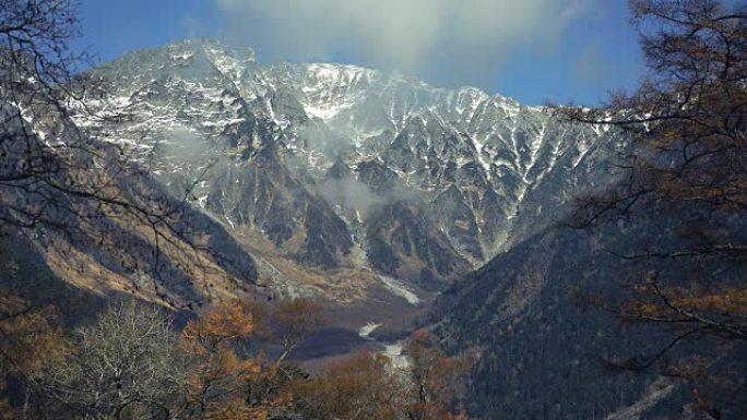 被白色薄雾覆盖的Hodaka山脉清澈