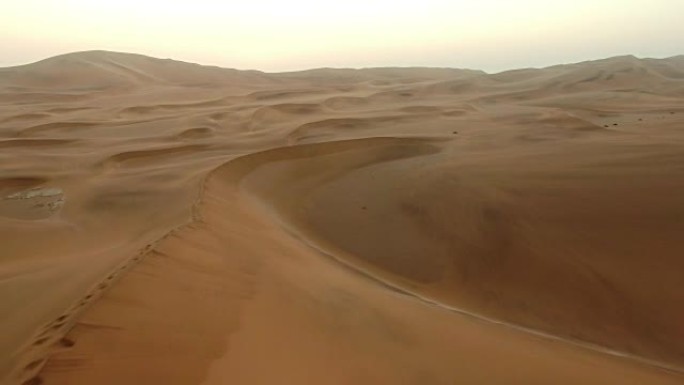 在沙漠的宁静中寻找和平