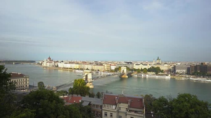 从城堡山看布达佩斯和塞切尼链桥