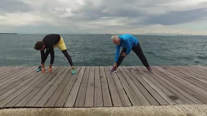 高年青男子在海边慢跑