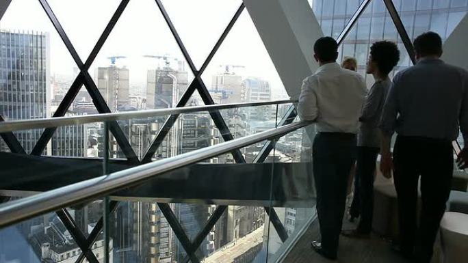 俯瞰摩天大楼的商业团队