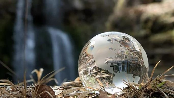 瀑布附近的地球仪创意水晶球