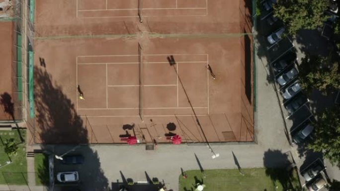 从上方看网球场的空中无人机视图