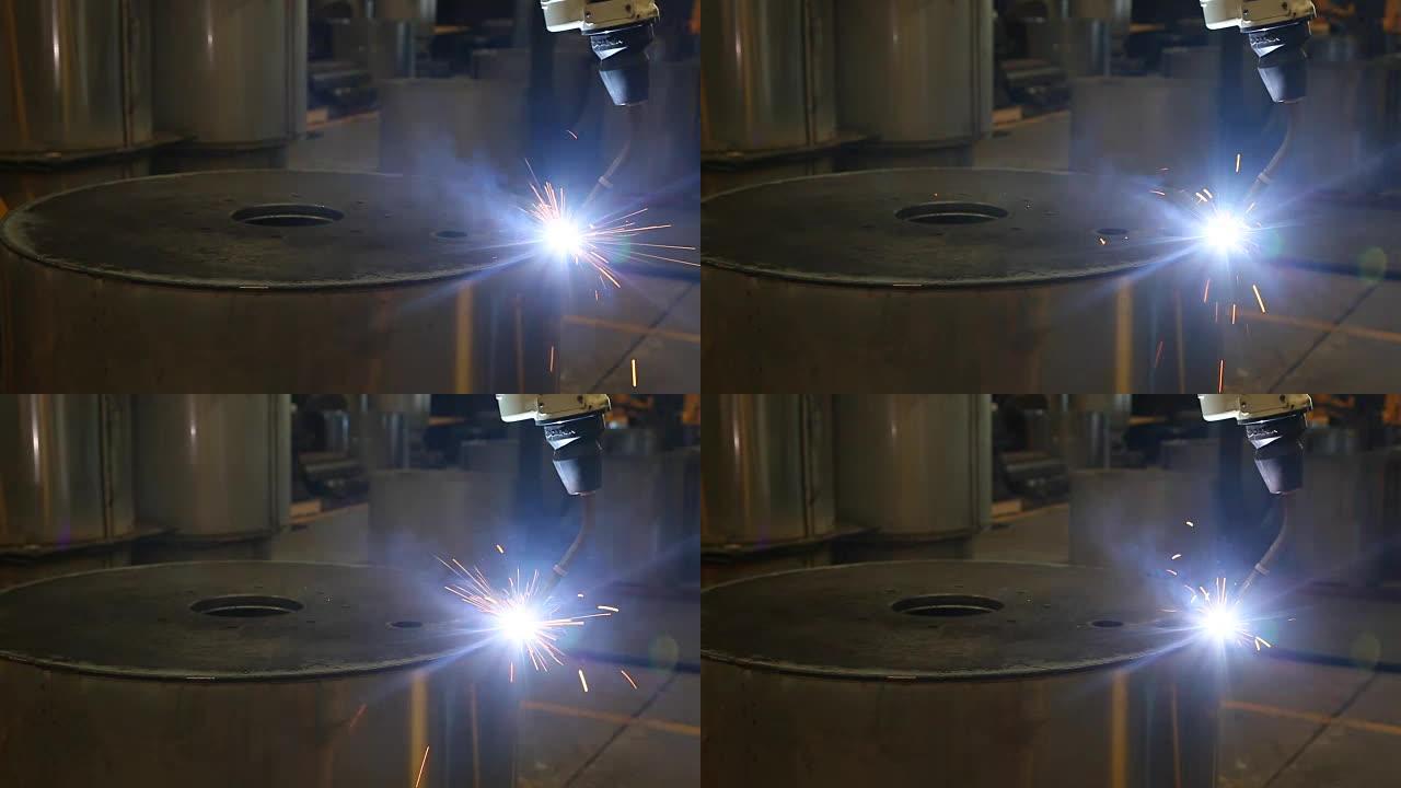 机器人手臂关闭在工厂工作的焊接机