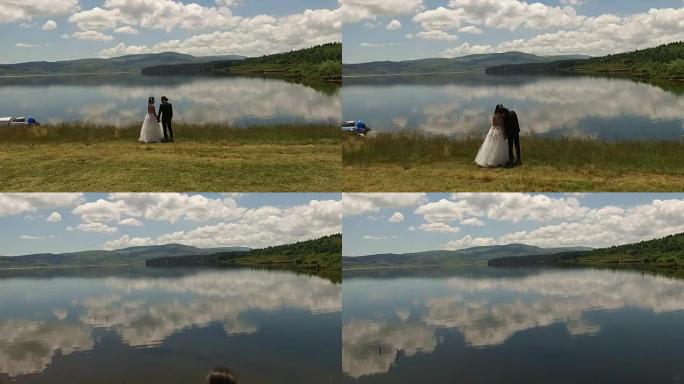 湖边的新婚夫妇