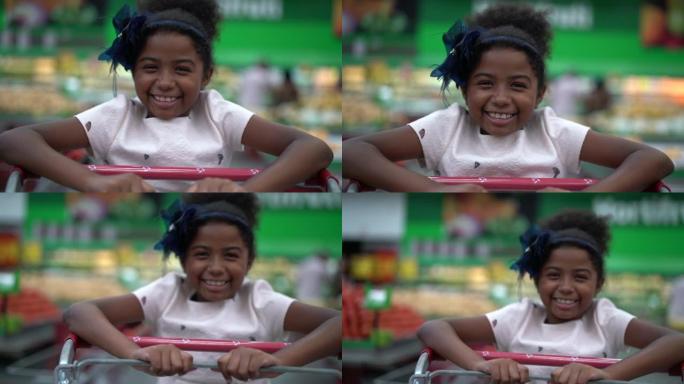 超市里可爱的非洲裔拉丁小女孩