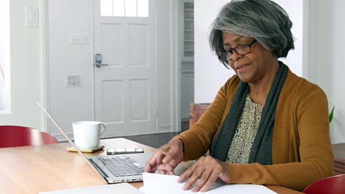 使用笔记本电脑的非洲裔美国高级妇女