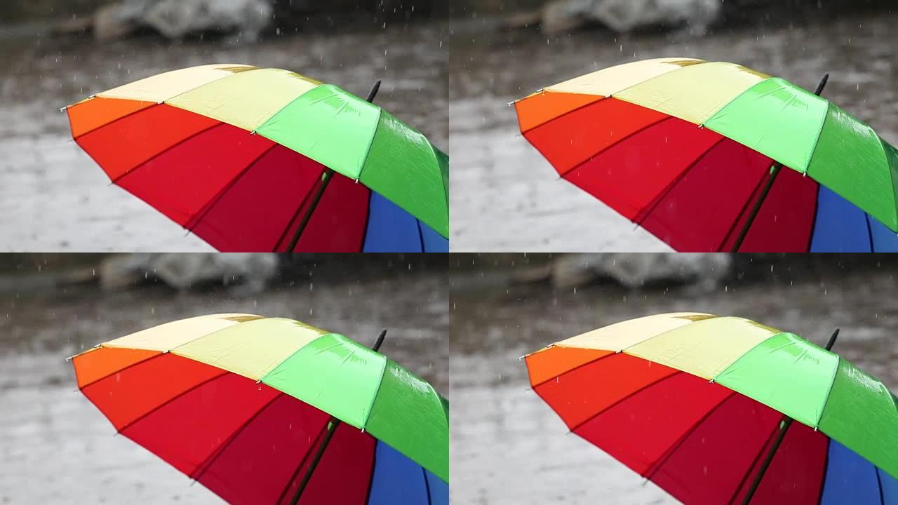 雨中人行道上的多色雨伞