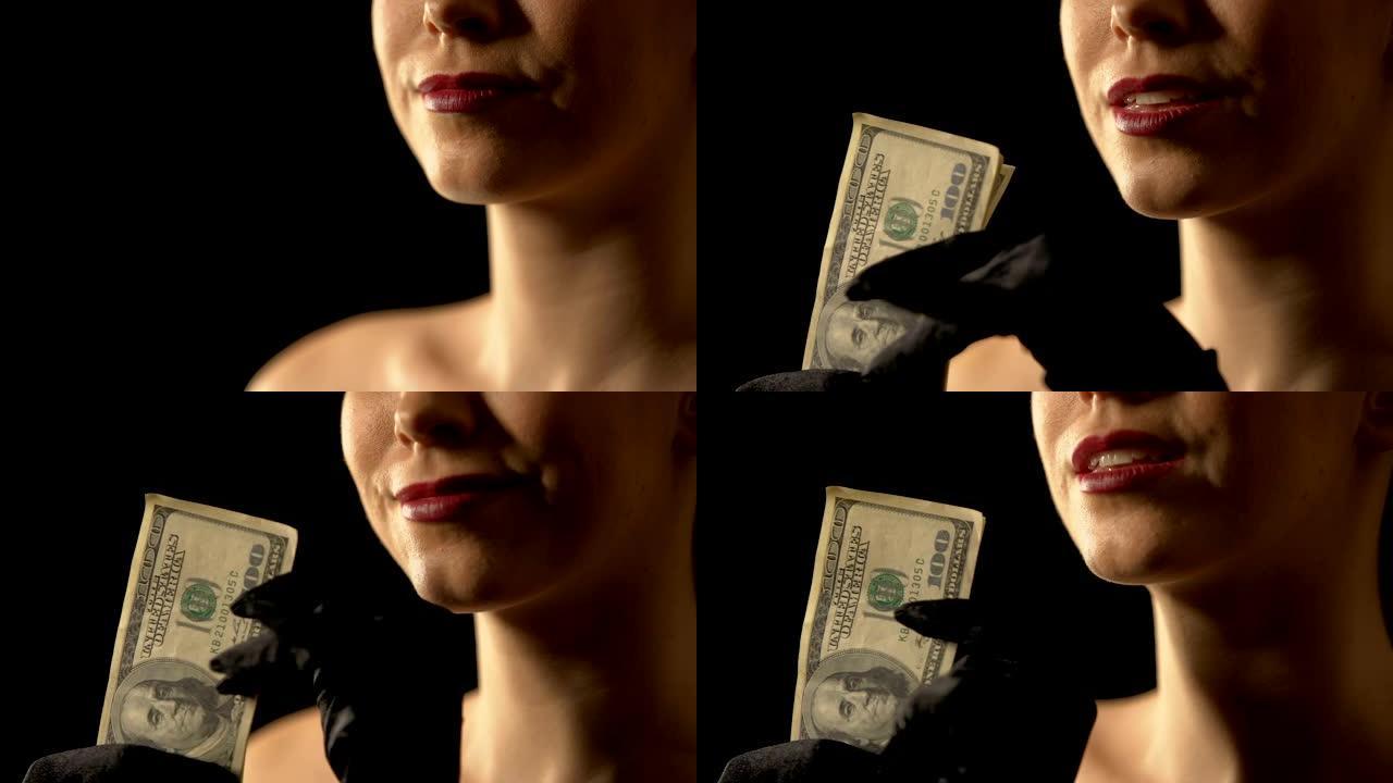 贪婪的女人向相机，头奖或彩票中奖者，赌场展示美元