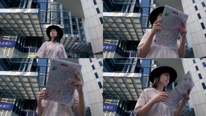 年轻女子在新加坡城市看地图