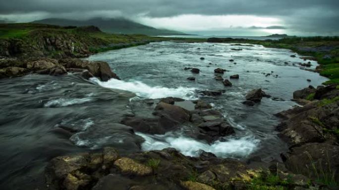 冰岛的河流，天空和山脉-时间流逝