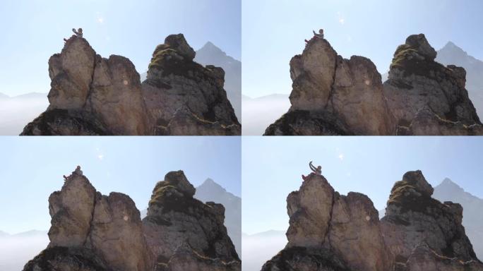 女登山者从山顶或岩石顶峰拍摄自拍照片
