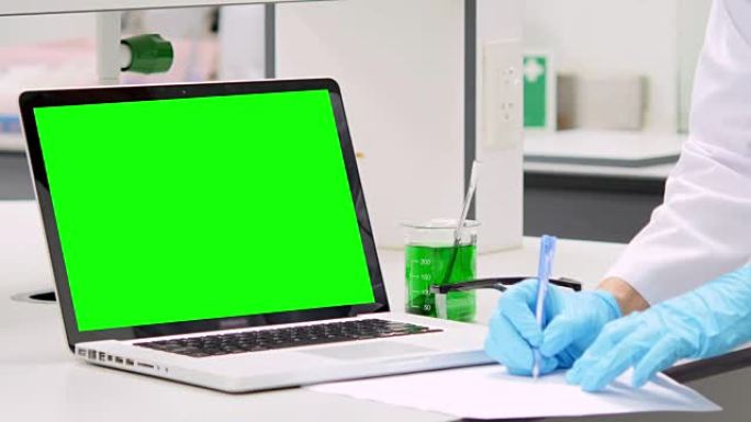 科学家正在用绿屏笔记本电脑写笔记