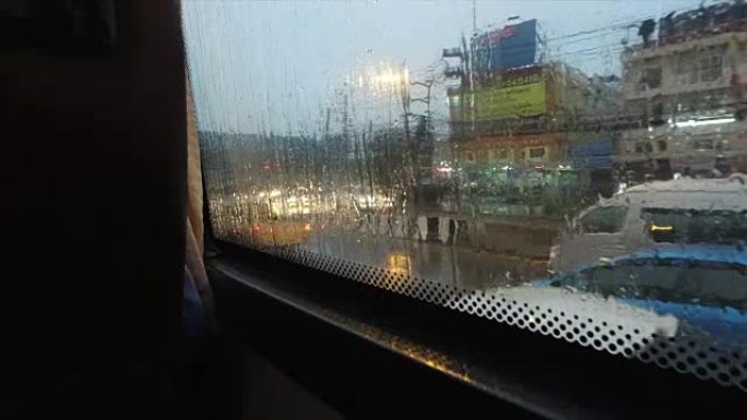 雨天坐在街上的车里。