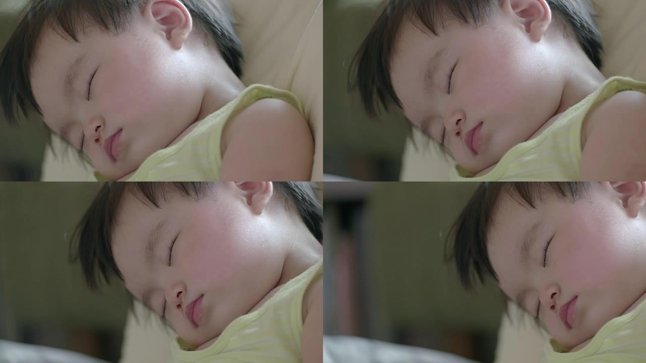 日本婴儿一边喝牛奶一边睡觉。