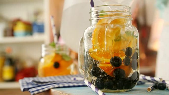 注入新鲜蓝莓和橙子的水