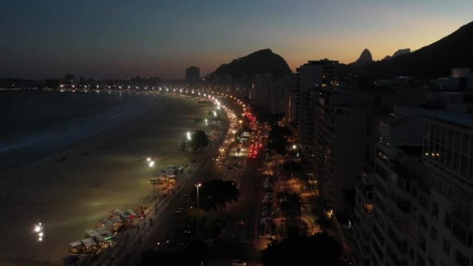 里约热内卢日落时科帕卡巴纳海滩的鸟瞰图