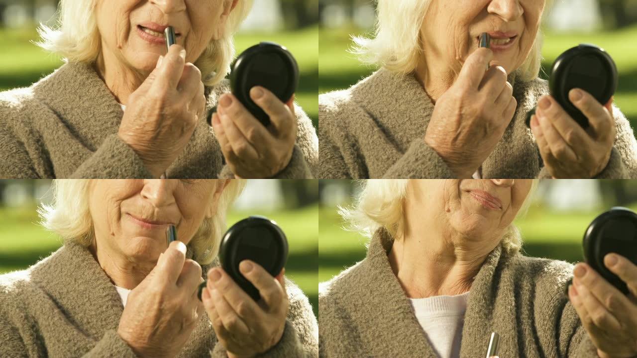 老年女士涂口红，老年人美容护理，抗衰老化妆品