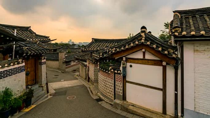 韩国首尔的北川韩屋村，落日余晖。北川韩屋村有数百座传统房屋。