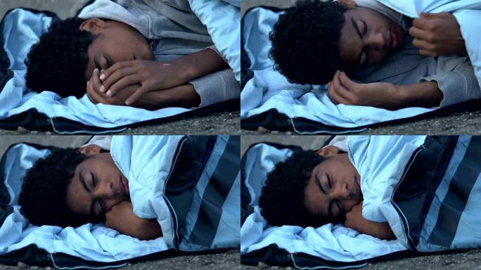冻结的非裔美国难民躺在街上的睡袋中，绝望