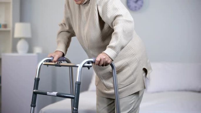 老年妇女，带步行架，创伤后使用的医疗设备，医院