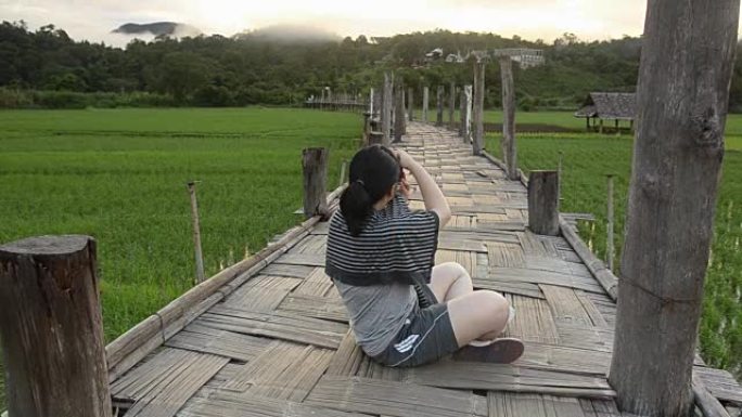 平移: 一位美女在竹桥上拍照