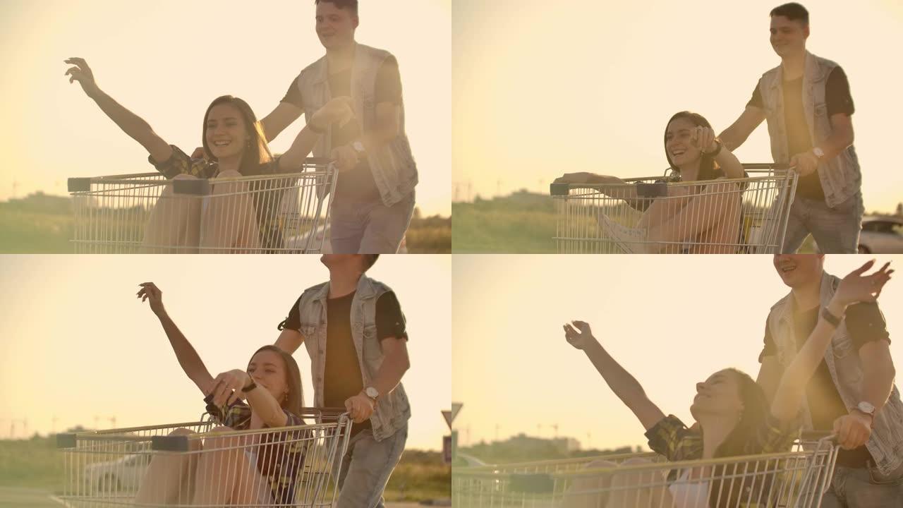 镜头耀斑: 快乐的人在日落时分一对男女在慢动作中乘坐超市手推车