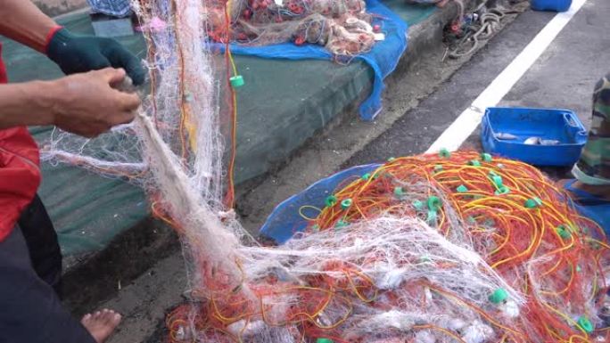 渔民在网中分拣鱼