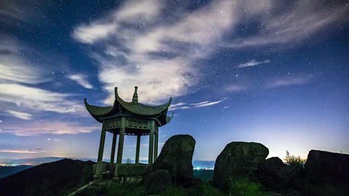 夜间来自希尔的英仙座流星雨。延时