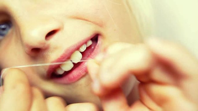 学习使用牙线学习使用牙线外国小孩洁牙