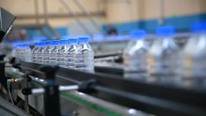 传送带生产工厂中的塑料水瓶